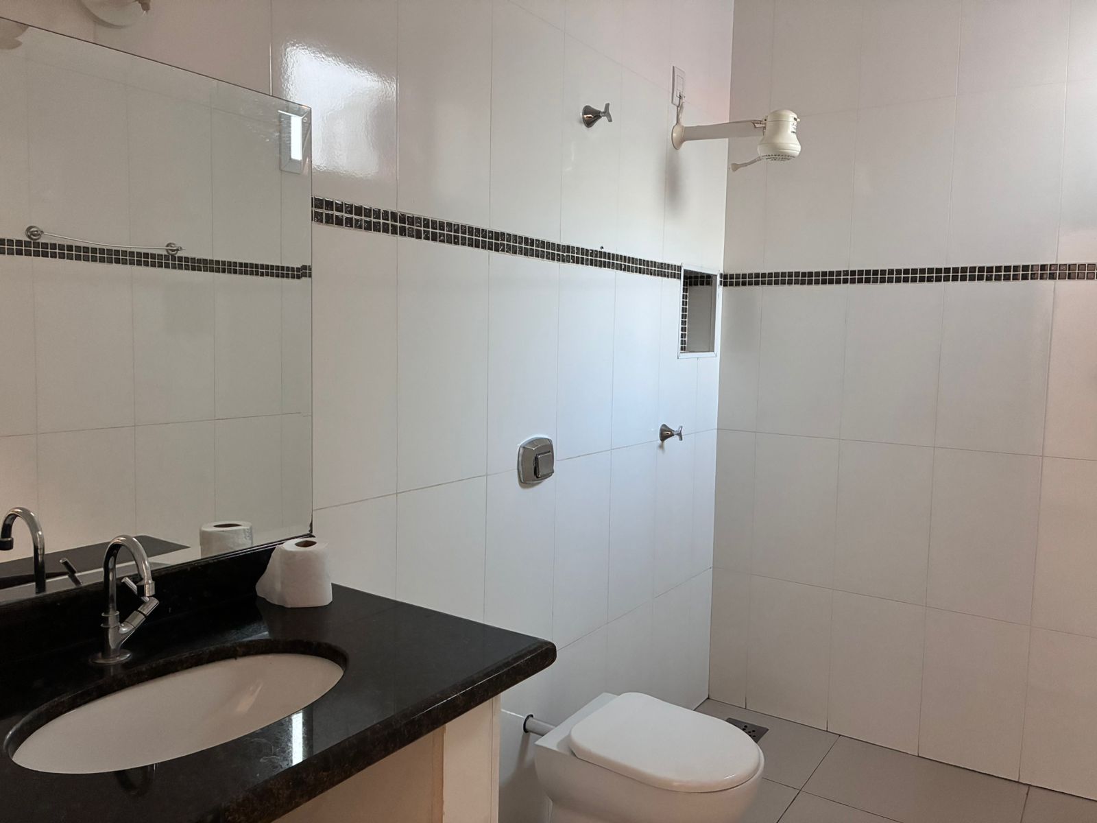 Banheiro da área da piscina